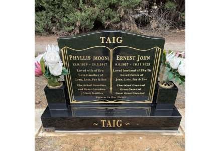 TAIG Rochester-Black granite-760x600 HS-Base-200mm Box Vases - Gold Inscription
